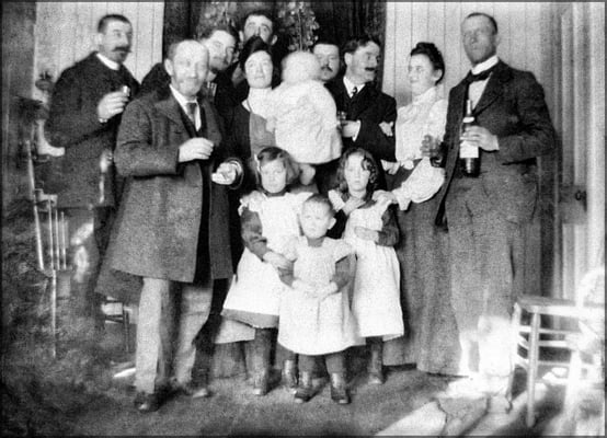 Rencontre amicale, Rencontre amicale. Eugène Servêtre à gauche et Lorenzo Malouin, 3e à partir de la droite