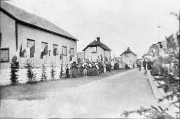 Acceuil d'Henri Menier à Baie Ste-Claire, à gauche l'on aperçoit l'église