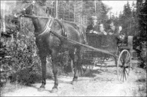 Calèche à Baie Ste-Claire vers 1903