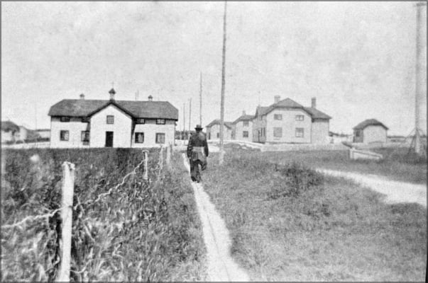 L'école à gauche, et à droite, l'hôpital, plus loin à droite, c'est la maison du douanier, une des deux maisons existantes encore aujourd'hui.