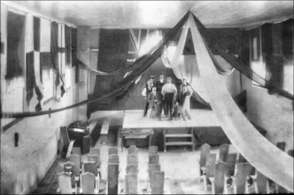 Salle de l'école à Baie Ste-Claire, chansonniers