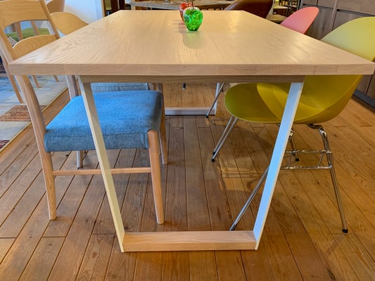 コンビネーション脚のレッドオークです。ぜひカラフルなチェアを合わせてみてください！とっても可愛いです。