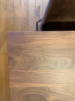 こちらはウォルナト天板の木目です。