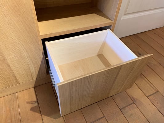 フルオープンの引出しは、やや深めでコンパクトながらしっかり収納できます。