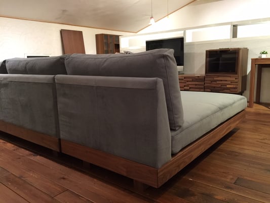 背面も無垢材が見えるデザインなので、壁付けしない設置にもオススメです。