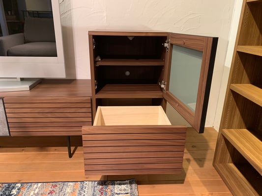 幅450とコンパクトでありながら、扉と引出しでしっかり収納できるサイドボードです。