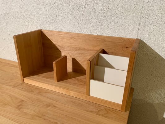 デスクの上にコンパクトな収納をプラス。グンと使い勝手がよくなります。簡単に移動させれるのも〇