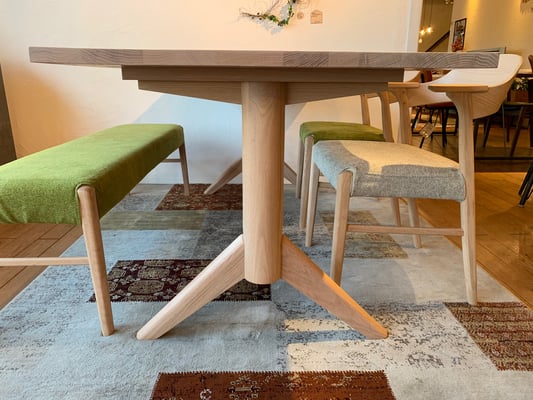 アロー脚のレッドオークです。遊び心のあるデザインはスタッフみんなのお気に入り！