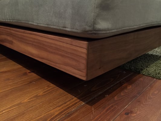 木目の美しい無垢材がアクセントになります。