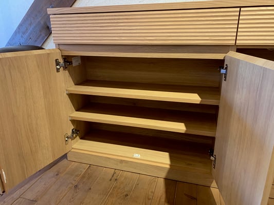 扉の中には棚板2枚付き。