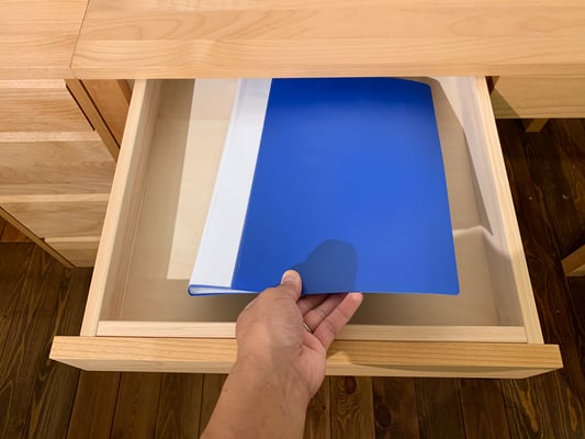 デスクには、A4ファイルが入る引出しが２杯ついています。