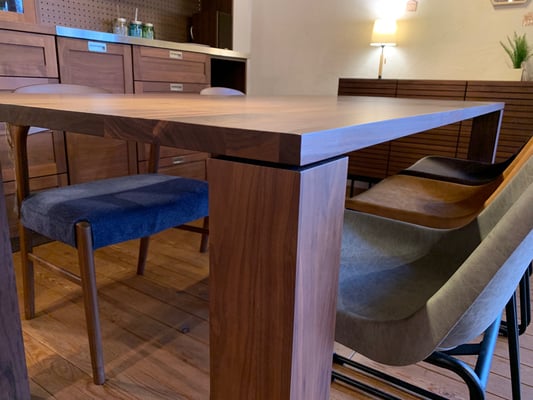 スクエア脚のウォルナットです。約10ｃｍある太い脚は重厚感がありシンプルで飽きがこないデザインです。