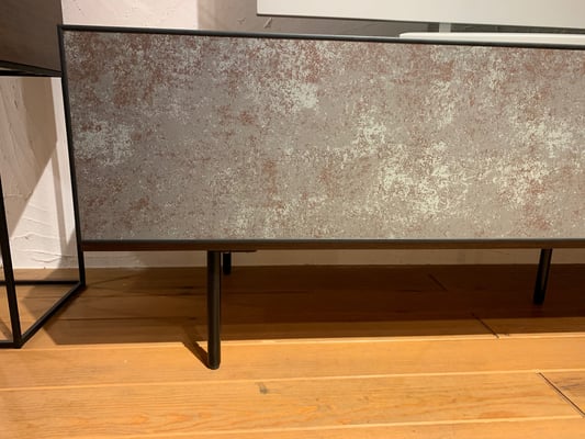 アクセントのモルタル調ガラス。ブラックのアイアン脚は、ウォルナットとの相性も抜群です。