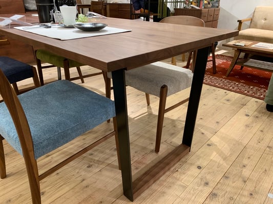 コンビネーション脚のウォルナットです。黒のアイアンとの組合せはモダンなテイストにも相性抜群。