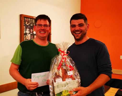 Ehrung des Präsidenten: Raphael Oberle (links) wird durch Manuel Kälin (rechts) geehrt