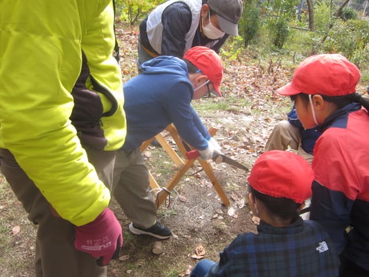ノコギリを使ってワッペン作りに挑戦