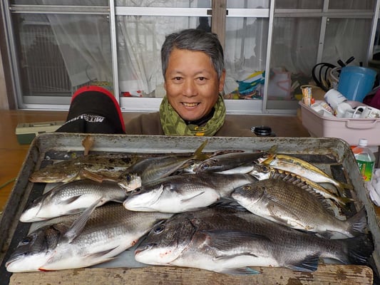 ４月５日　ダゴチン釣りで池田さん　チヌ４０㎝を頭に５匹　アジ、マゴチ
