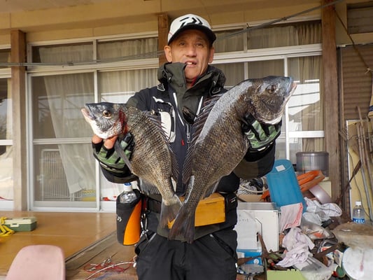 ４月２日　磯釣りで多田さん　良型チヌ４８．５㎝・４０㎝
