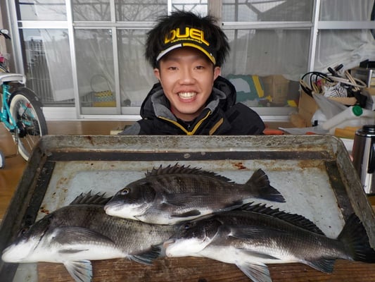 ３月８日　磯釣りで西山さん　チヌ、メイタ３匹