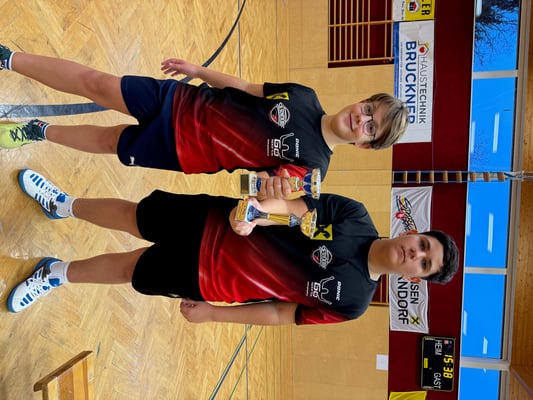 Moritz und Nemo mit ihren Pokalen.