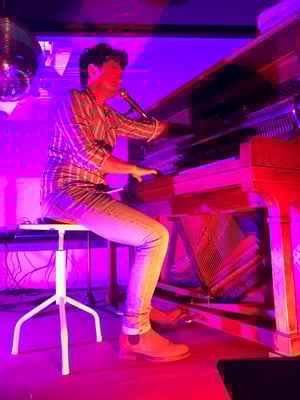 Konzert LUCA SESTAK im Hof von Culturebridge Architects