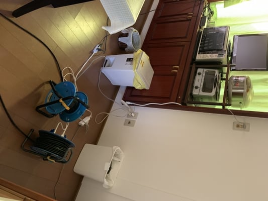 ダイニングルームに引き込んだ蓄電池系統と太陽光発電自立運転系統の２つのドラムコードリール