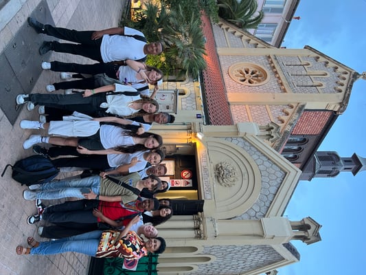 Quelques élèves de la chorale du collège Risso devant la salle Saint-Exupéry à Menton