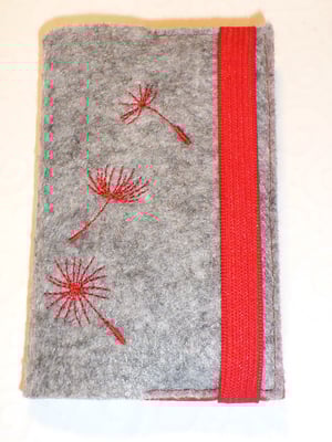 Dies ist eine kleine Hülle für Kundenkarten, Visitenkarten u.ä. in dieser Größen. (Stickdatei von Rock-Queen) (Preis wie abgebildet 7,-€))