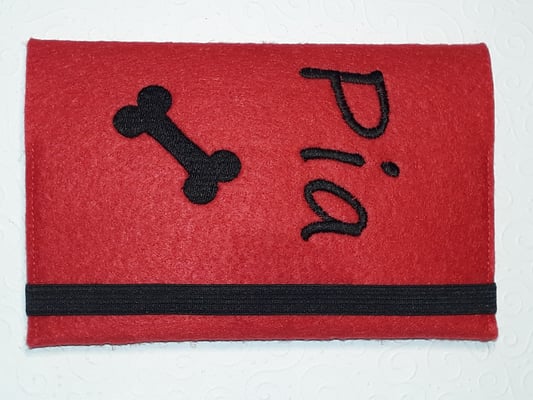 Eine Hülle für den Heimtierpass - auch mit der Silhouette verschiedener Hunderassen möglich, innen mit Einsteckfach für den nächsten Impftermin (Stickdatei Rock-Queen), Preis je nach Stickmotiv