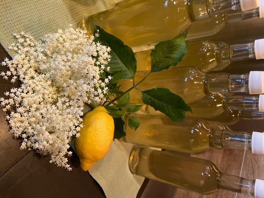 Holundersirup von petershof in Kaerselen bei Thun