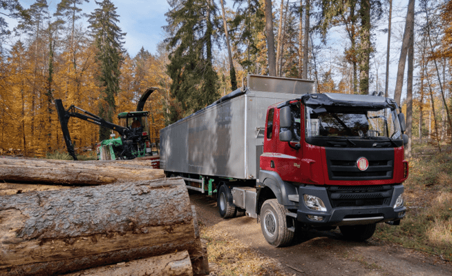 Sattelschlepper für Waldarbeiten