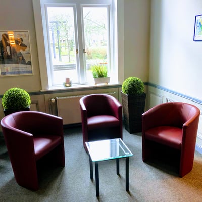 Lese- und Sitzecke in der Tourist-Information "Alte Post" in Westerland 