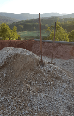 Morgen in der Früh, die Schaufeln warten schon auf uns 