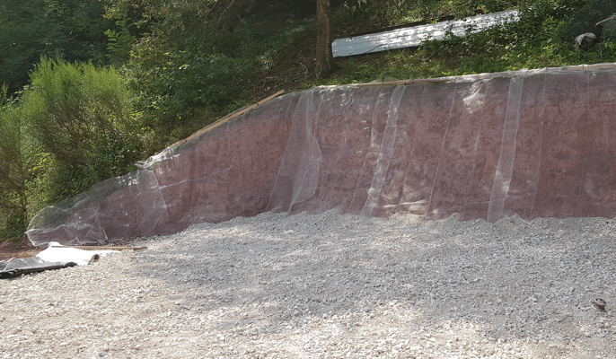 Der Platz ist eingekiest und der Hang ist vor dem Regen etwas geschützt