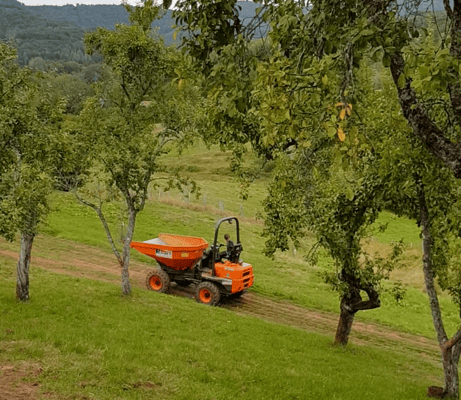 die Jungmannschaft am Dumper fahren 