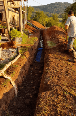 .... haben wir geschaufelt um die Rohre einzubetten.