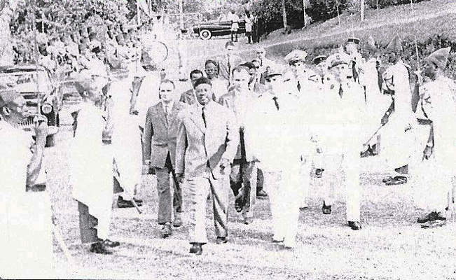 Le Premier ministre Mbida et le Haut commissaire Ramadier