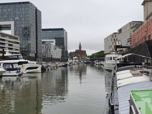 17:20 Uhr Feierabend am Liegeplatz im Rheinauhafen in Köln, links die Rückseite der Kranhäuser  [© Andy R. 14.09.2022]