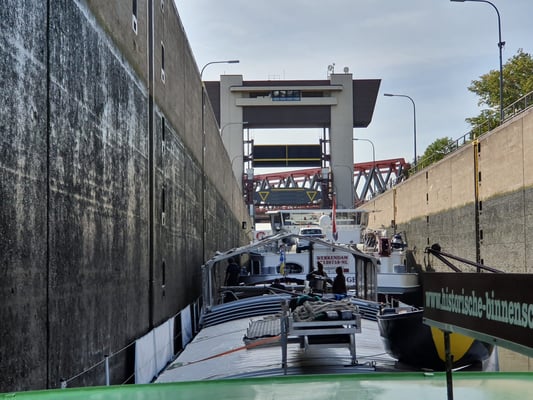 Schleuse Duisburg Meiderich Unterwasser (Hafenkanal) [© Andy R. 12.09.2022]
