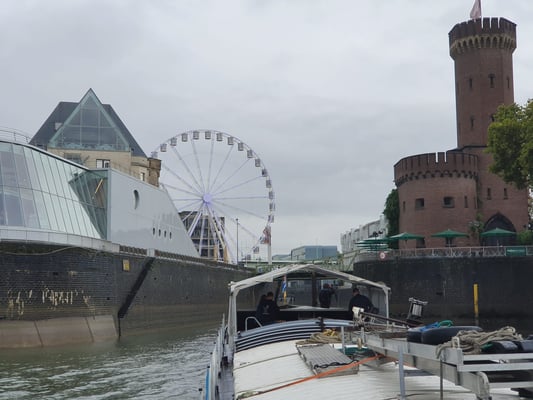 Köln, Einfahrt in den Rheinauhafen, links das Schokoladenmuseum Lindt, rechts der Malakoffturm [© Andy R. 14.09.2022]