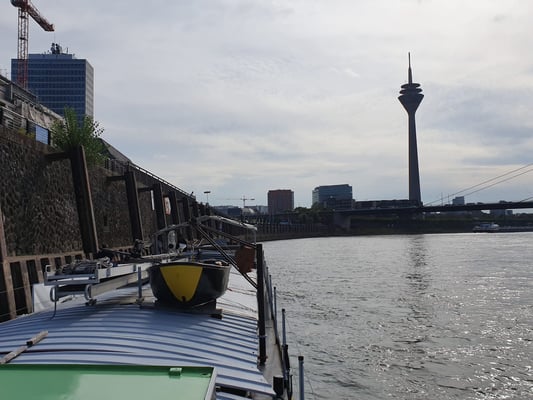 16 Uhr Feierabend in Düsseldorf (Rhein-km 744) [© Andy R. 13.09.2022]