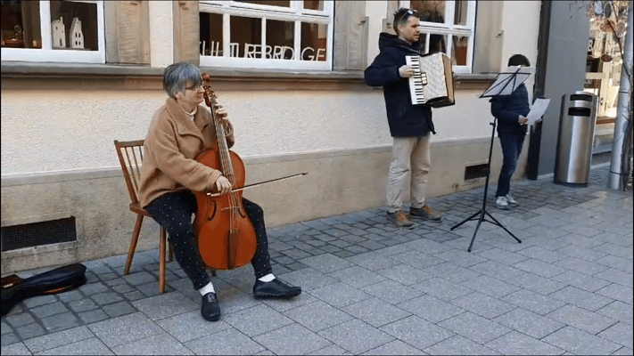 Singen vor dem Weinhaus Moser, seit März 2020 fast allabendlich