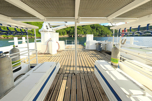 Diving platform of the ship Seahunter in Cocos Island, ©Unterseahunter Group