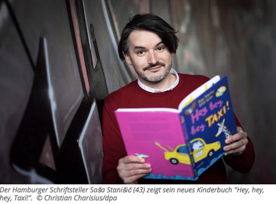 Saša Stanišič mit einer Ausgabe des ersten "Taxi"-Buchs