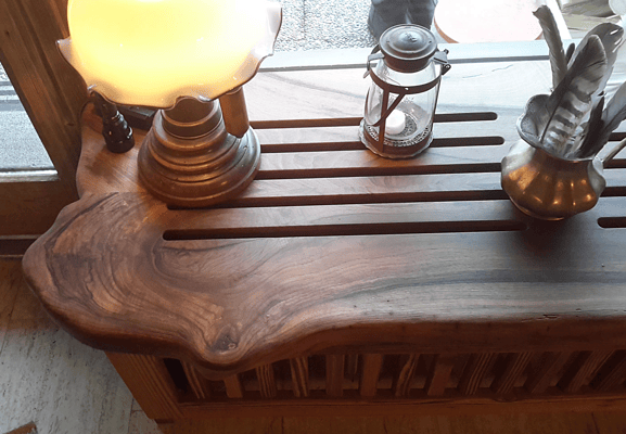 urige Heizkörperverkleidung aus Nußholz