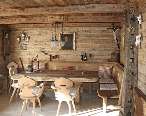 man beachte rechts die alte, durchlöcherte Eichensäule, gibt ein besonderes Flair