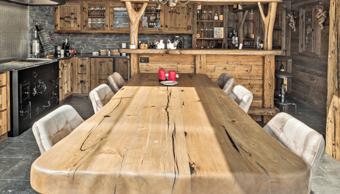 Ein Tisch aus einem schönen, alten Eichenstamm