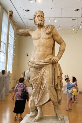 感情表現が見られるドラ マ性の高いヘレニズム期 の怒れるゼウス像