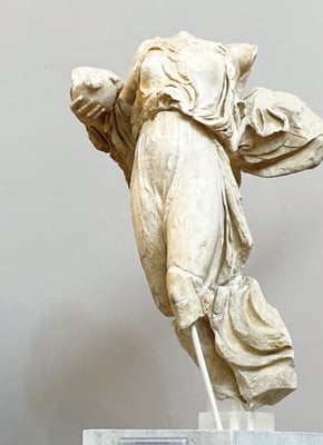 人体比に理想が求められ動性 が見られる古典期。ニケ像