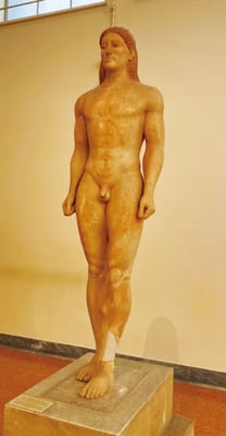 左足を半歩前に出し、両腕を 体側に下ろして正面を向く独 特のポーズを取るクロス像